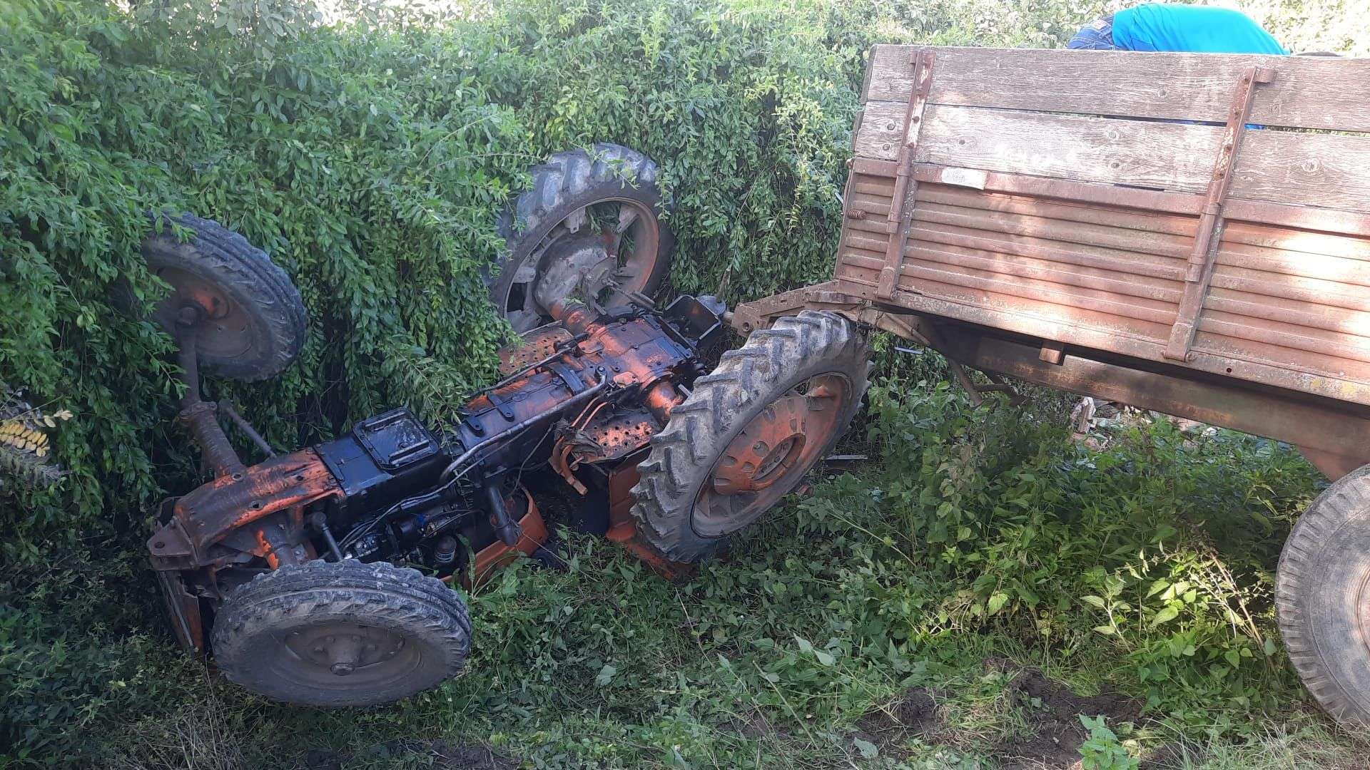 Un bărbat a murit după ce s-a răsturnat cu tractorul în șanț
