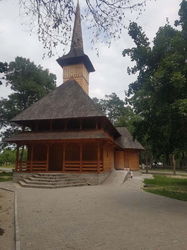 În curtea SJU Craiova va fi amplasată o biserică din lemn