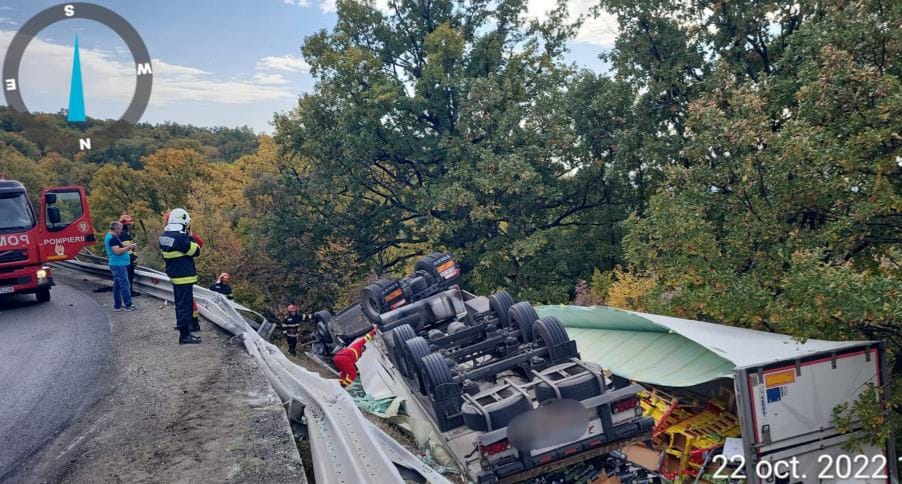 Un autotren s-a răsturnat, sâmbătă, pe dealul Balota, în comuna Șimian