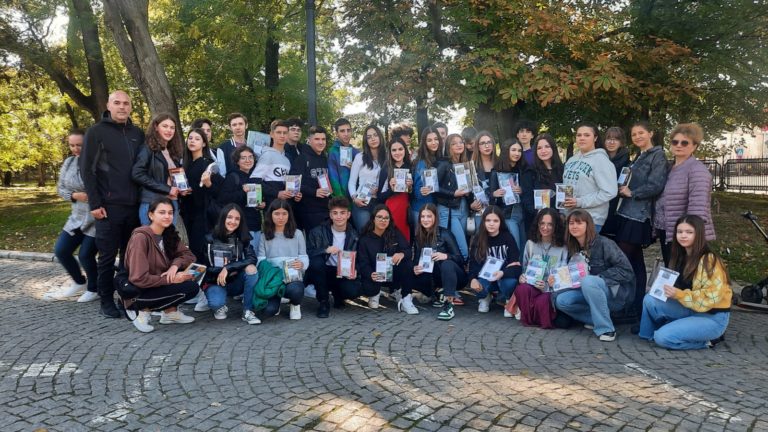 Elevii de la Colegiul "Carol I" au pus cărţi pe băncile din parc pentru a încuraja lectura
