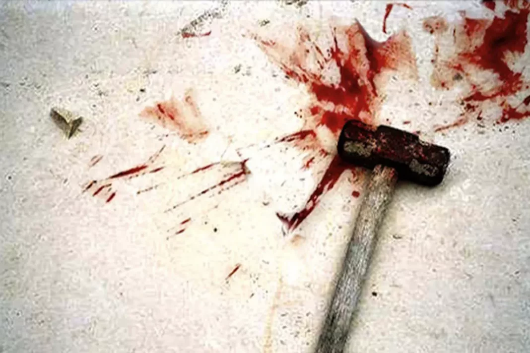 Adolescent arestat după ce i-a dat cu ciocanul în cap unei femei