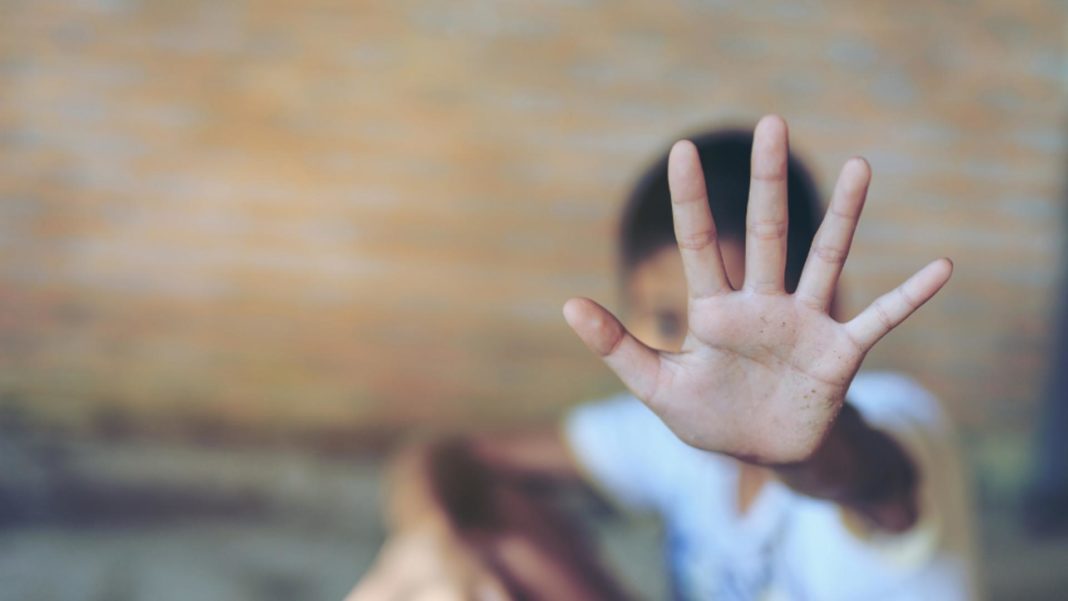 Poliţist feroviar, acuzat că şi-ar fi agresat fizic cei doi copii vitregi