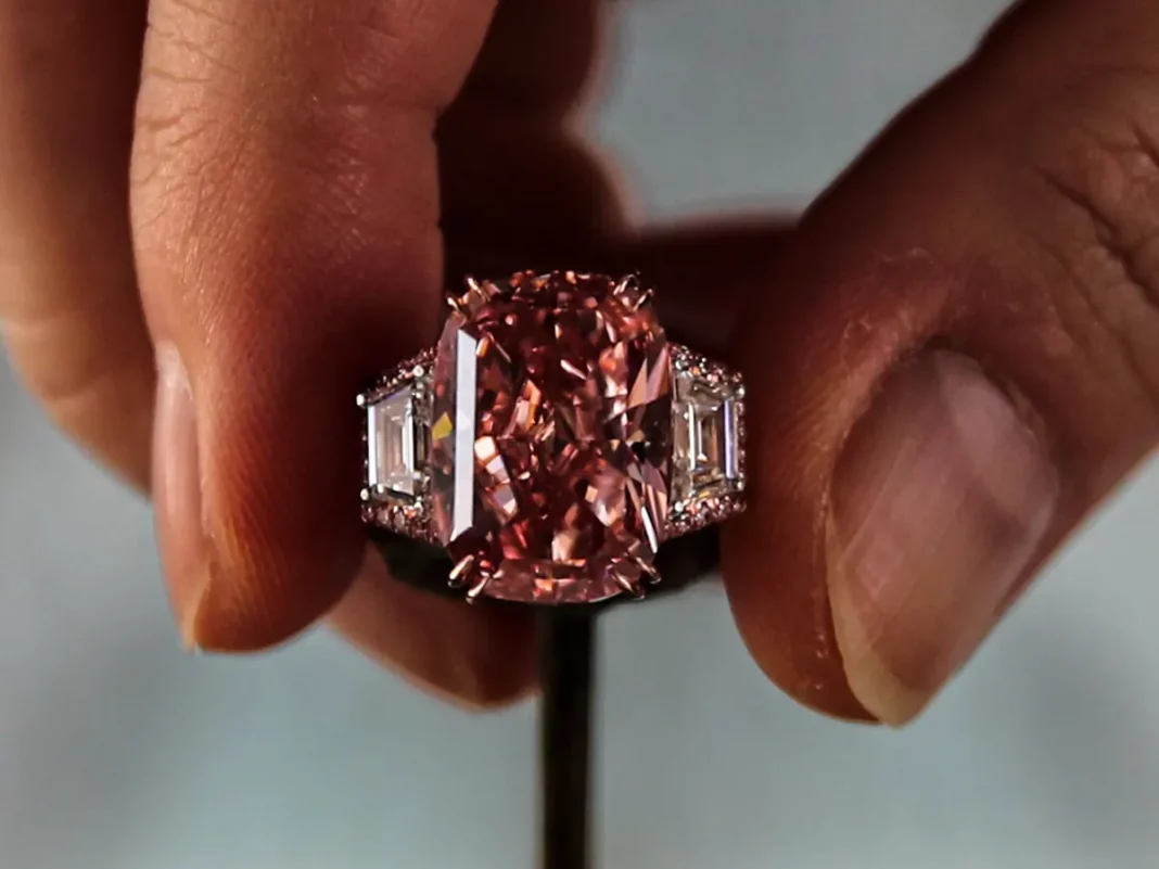 Diamant roz vândut la licitație cu 57 de milioane de dolari