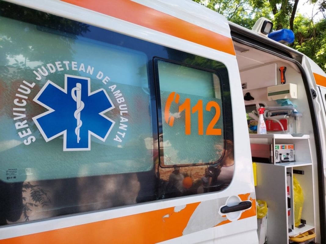 O fetiţă de 4 ani, nesupravegheată, accidentată în timp ce încerca să traverseze prin loc nepermis O fetiţă de 4 ani, nesupravegheată, accidentată în timp ce încerca să traverseze prin loc nepermis