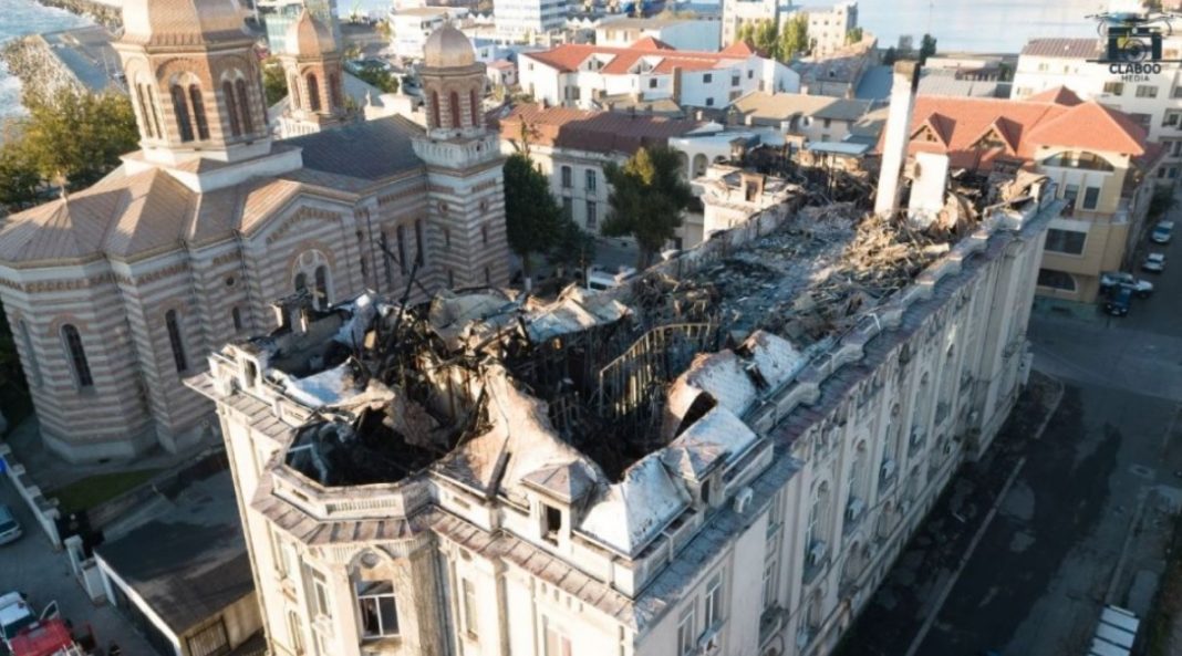 Flăcările au afectat aproape 800 de metri pătraţi din mansarda clădirii