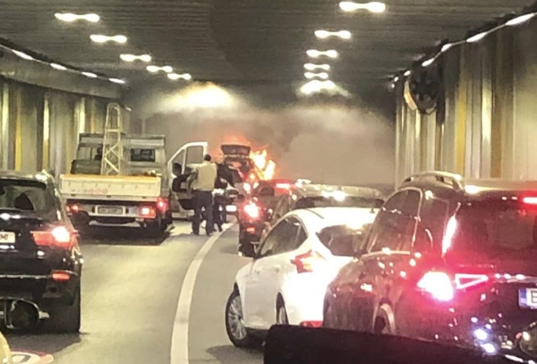 Trafic blocat în pasajul Unirii după ce o maşină a luat foc