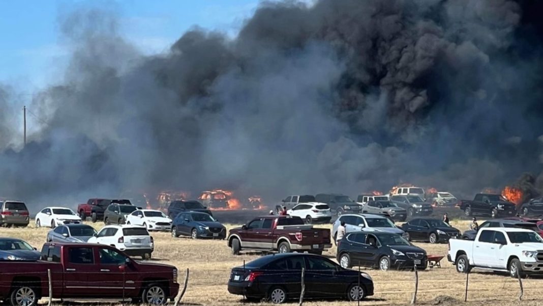 73 de maşini s-au făcut scrum de la o ţigară la un festival în Texas