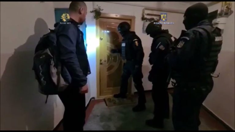 (VIDEO) Vâlcea: Cercetaţi pentru înşelăciune, fals informatic şi spălare de bani