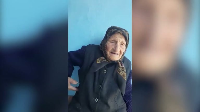 (VIDEO) Bătrână, atacată cu cuțitul în propria locuință