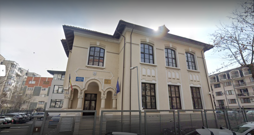 Procuror şi poliţişti, acuzaţi de comiterea mai multor infracţiuni