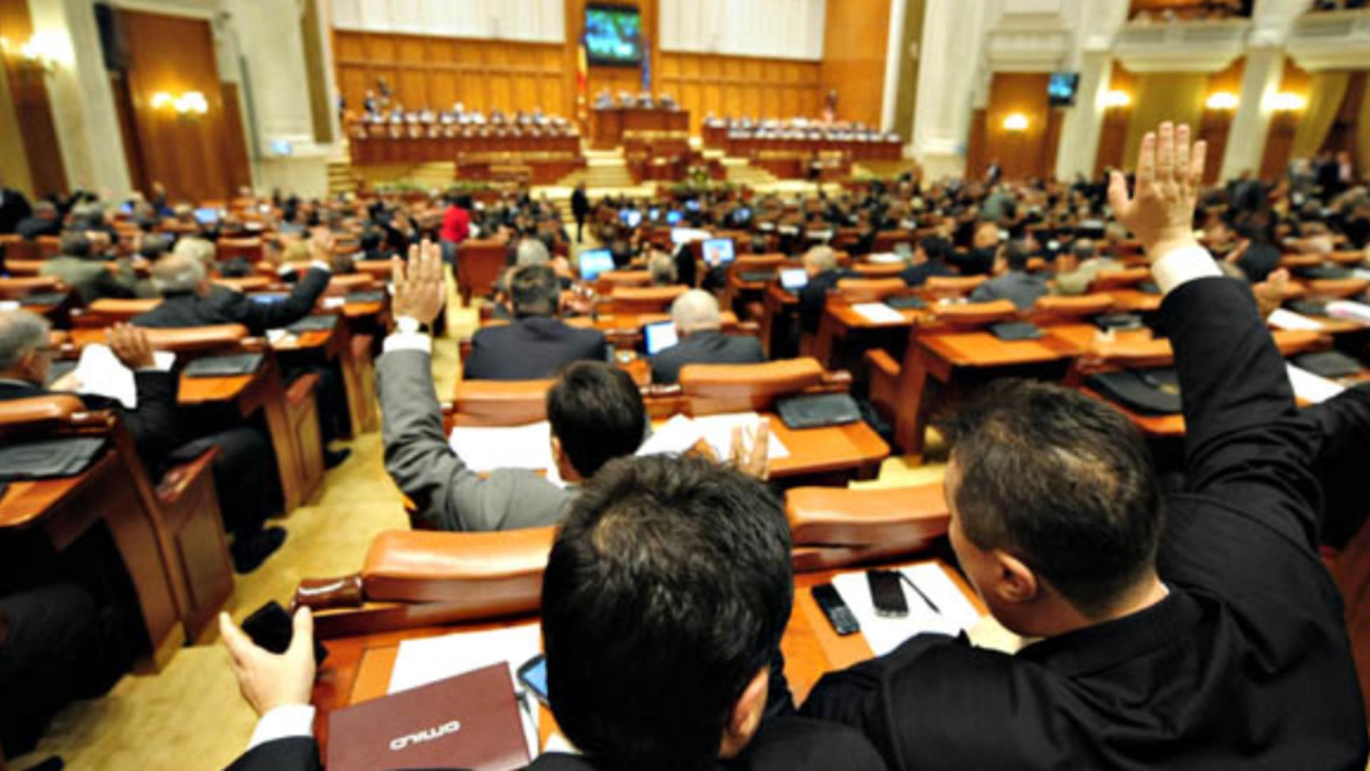 Parlamentul a interzis candidatura în alegeri a persoanelor condamnate pentru infracțiuni săvârșite cu intenție