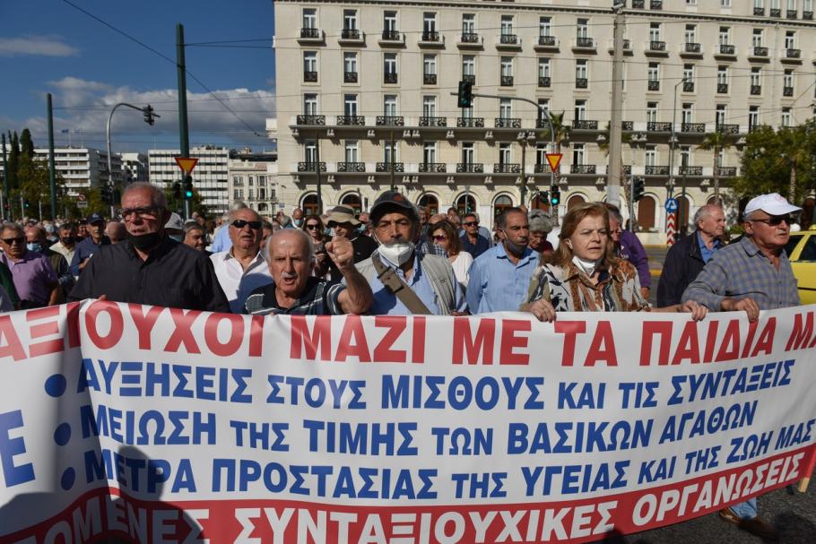 Pensionarii greci cer în stradă majorarea pensiilor