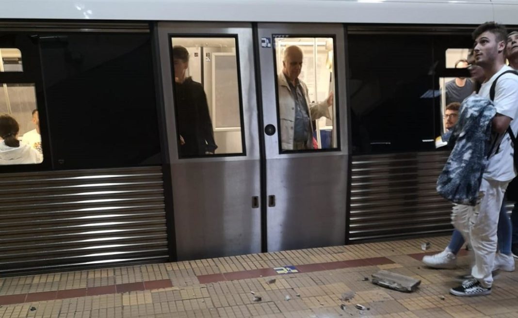 Călători răniţi de un pietroi în staţia de metrou Piaţa Victoriei