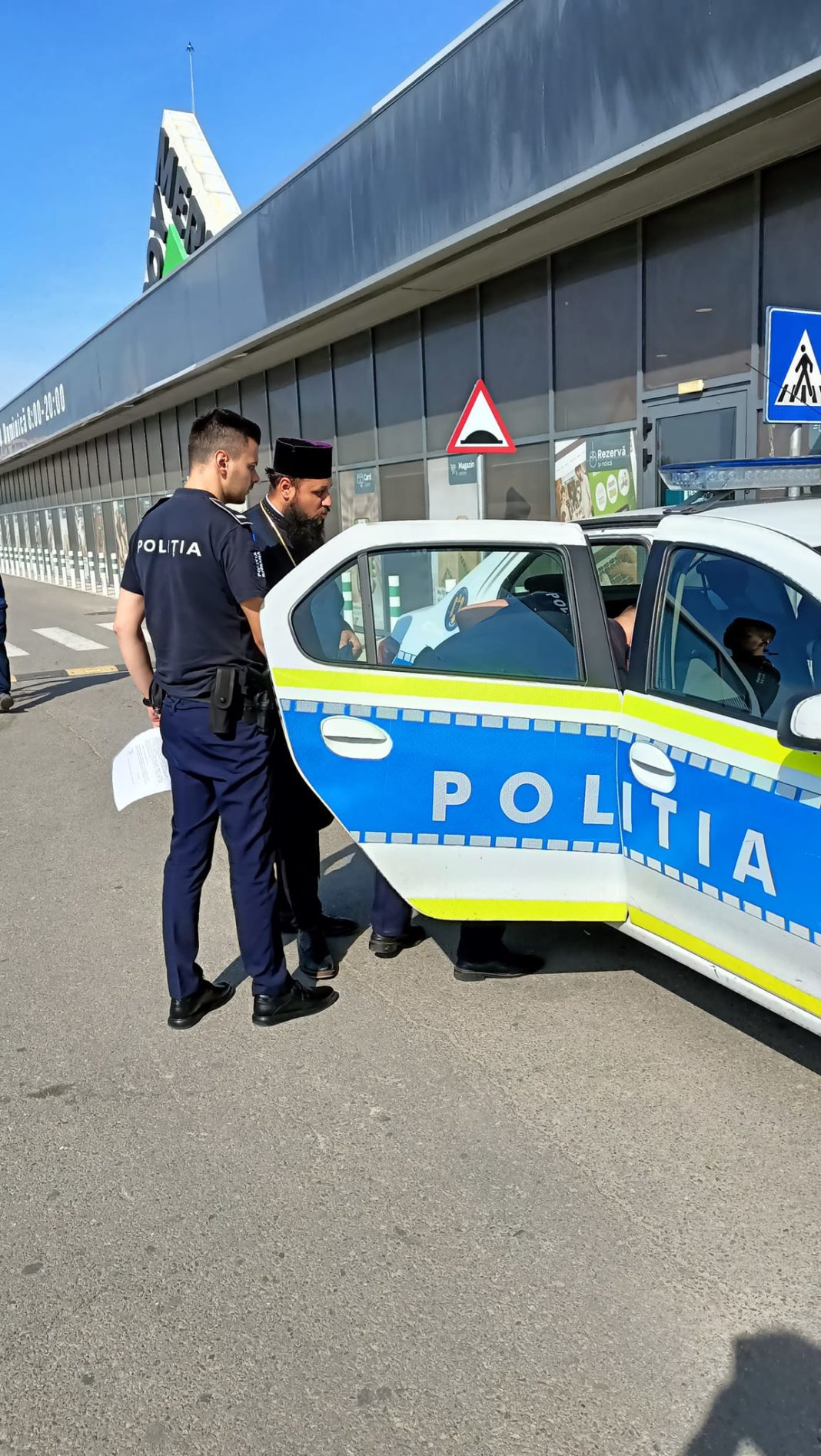 popaa Bărbat îmbrăcat în haine preoțești prins la furat, sursa foto Facebook-Ești din Craiova dacă...