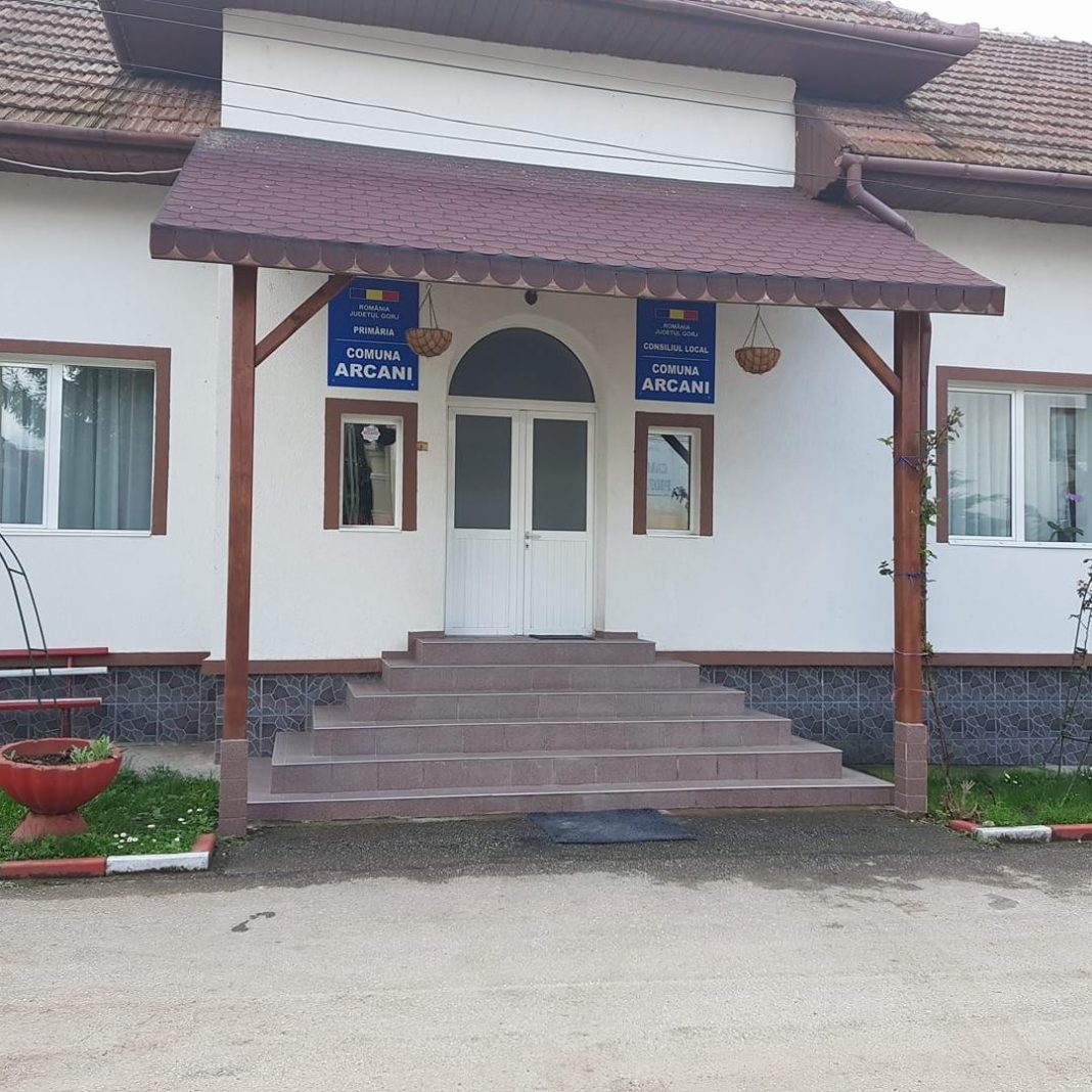 Primăria Arcani scapă de drumurile pietruite