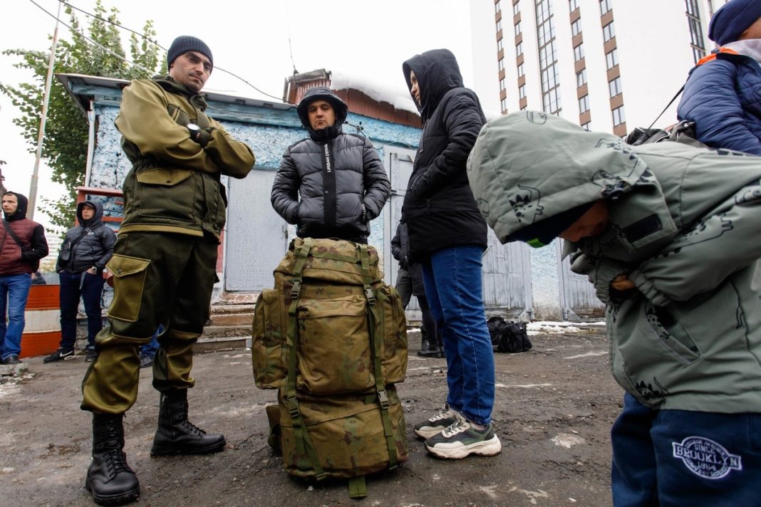 Avocații ruși, copleșiți de numărul cererilor de ajutor din partea bărbaților care vor să evite mobilizarea în Ucraina