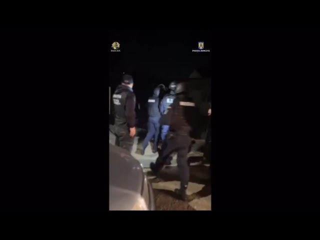 (VIDEO) Percheziții la traficanți de droguri