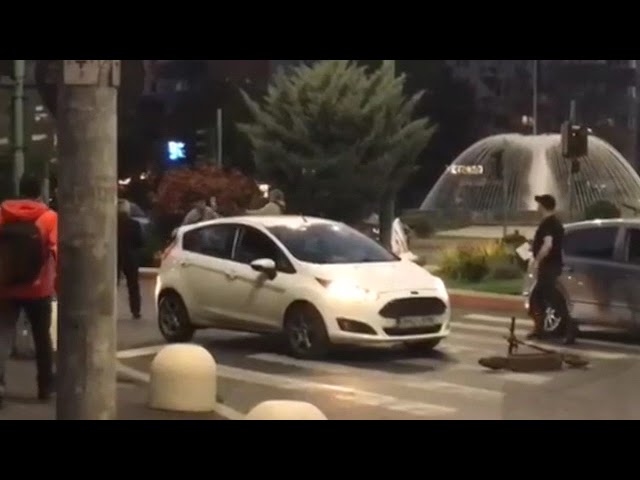 (VIDEO) Un bărbat pe trotinetă și un șofer s-au bătut într-o intersecție din București