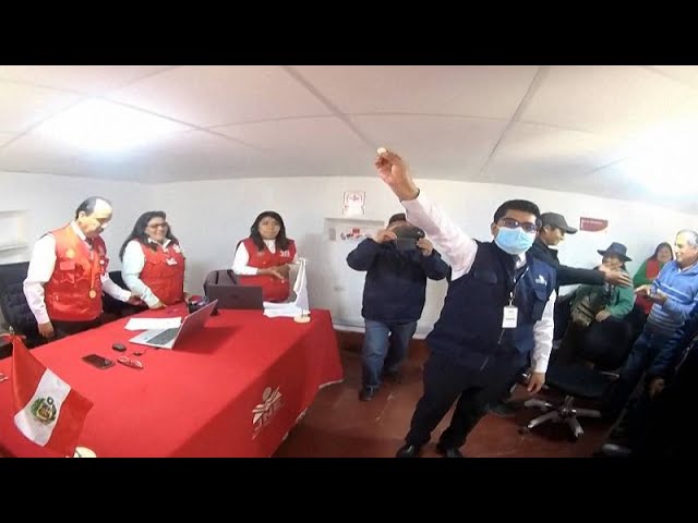 (VIDEO) Un primar din Peru a fost ales dând cu banul
