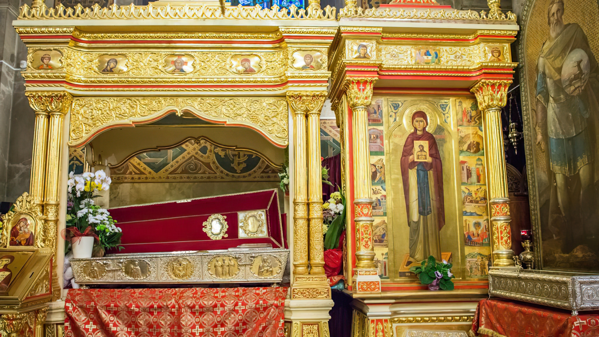 Racla Sfintei Cuvioase Parascheva şi cea a Sfintei Muceniţe Ecaterina din baldachinul special amenajat în curtea Catedralei Mitropolitane din Iaşi