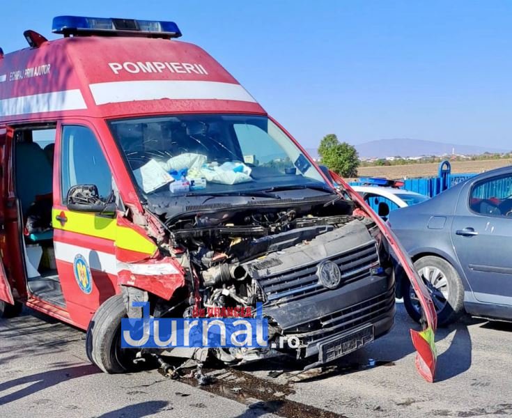 Trei persoane au fost rănite în urma impactului dintre o ambulanță SMURD și un autoturism
