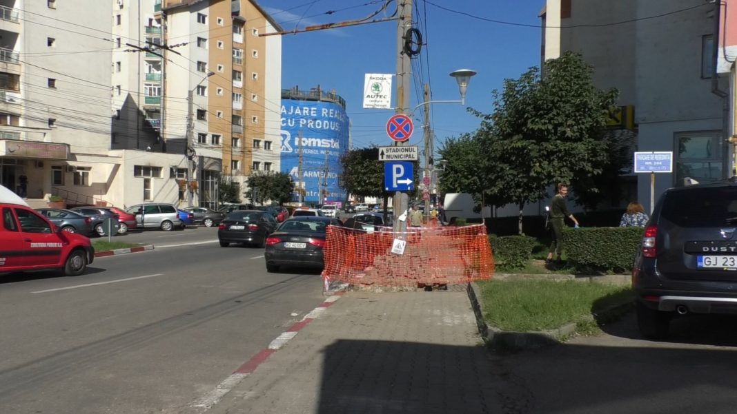 Primăria Târgu Jiu elimină cablurile comunicații de pe stâlpii de troleibuz