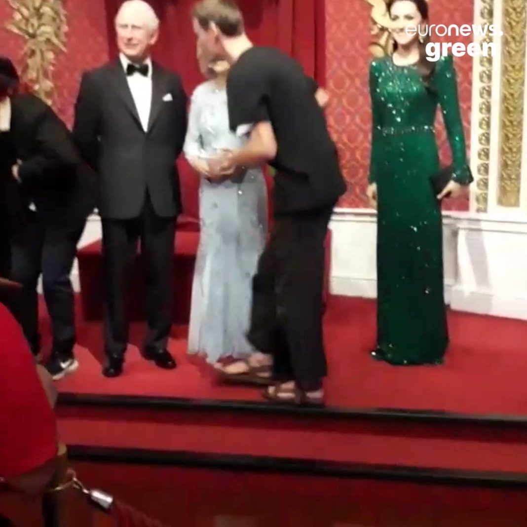 (VIDEO) Statuia de ceară a regelui Charles de la Madame Tussauds din Londra, vandalizată