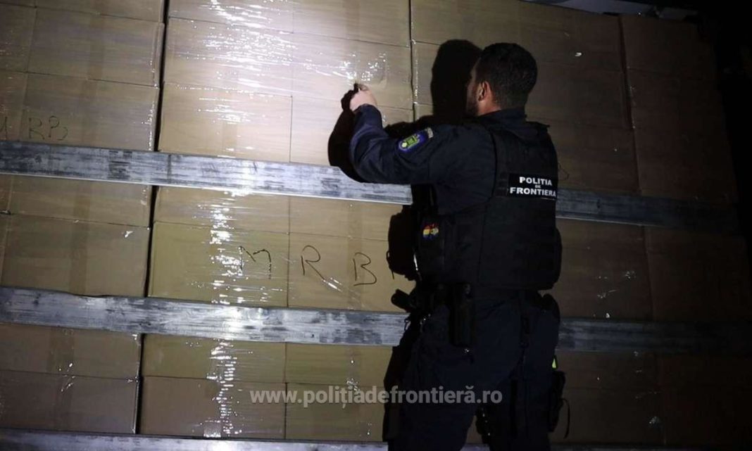 Bărbatul a fost prins în flagrant, în data 12.11.2022, pe raza județului Cluj, cu un transport de 600.000 de pachete cu țigarete