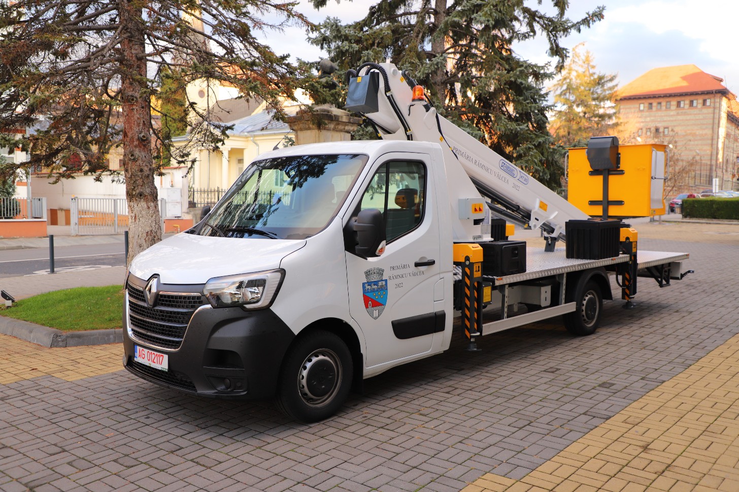 Autoplatformă cu nacelă Renault Master cu posibilitatea de operare la înălțimi de până la 20 m