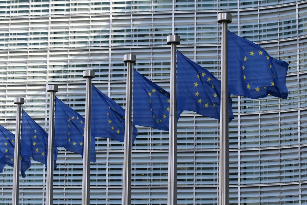 Comisia Europeană cere statelor UE să introducă o zi de telemuncă, să ieftinească transportul public și să reducă taxele la electricitate