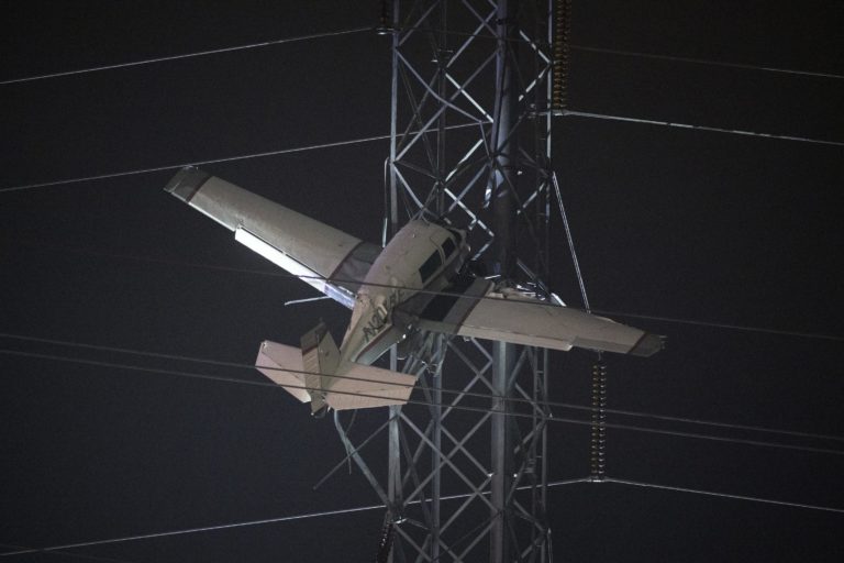 (VIDEO) Un avion s-a prăbușit pe liniile electrice