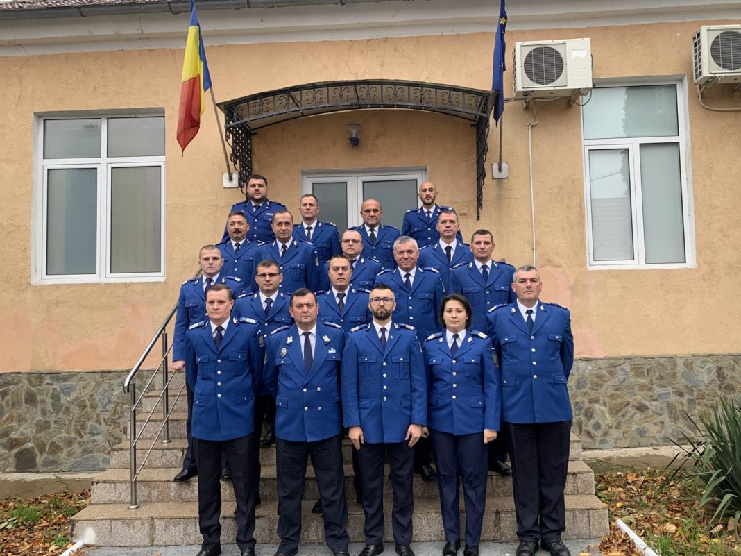 Jandarmii pot fi înaintați în grad înainte de termen, la 3 aprilie de Ziua Jandarmeriei Române și la 1 Decembrie, cu ocazia Zilei Naționale a României