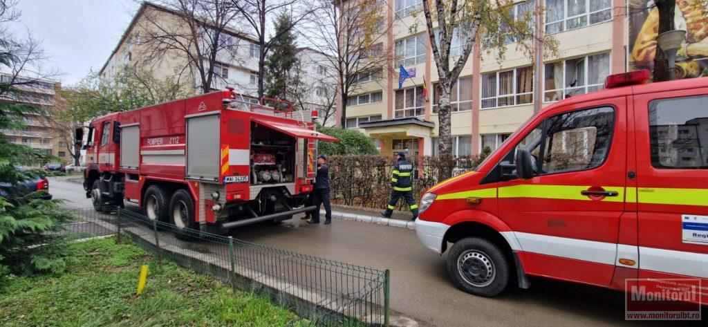 Cei peste 600 de elevi au fost evacuați de către cadrele didactice