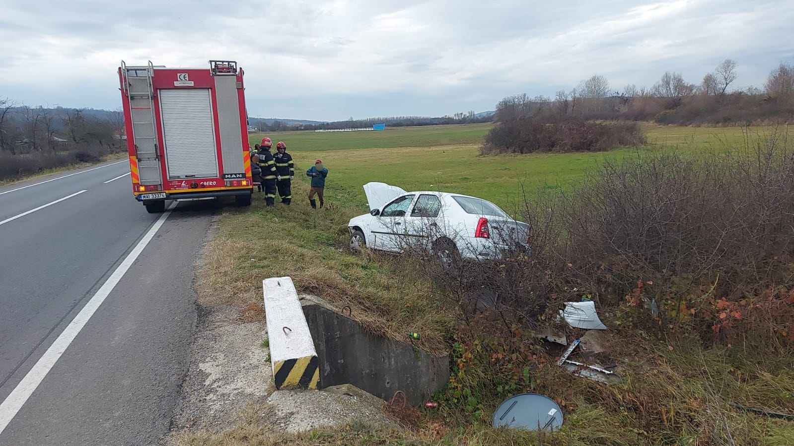 Şoferul care a ieşit cu maşina în decor a primit îngrijiri la faţa locului