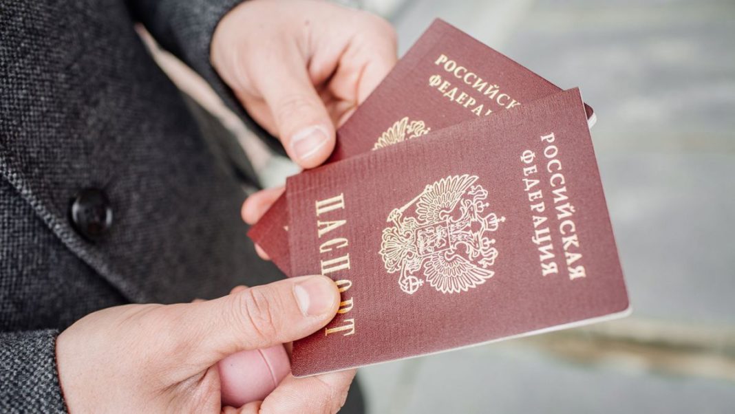 UE nu va recunoaște pașapoartele rusești emise în regiunile din Ucraina anexate de Rusia