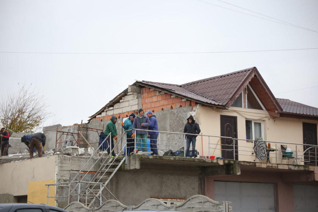 Demolarea unei case din 1 Mai, construită ilegal
