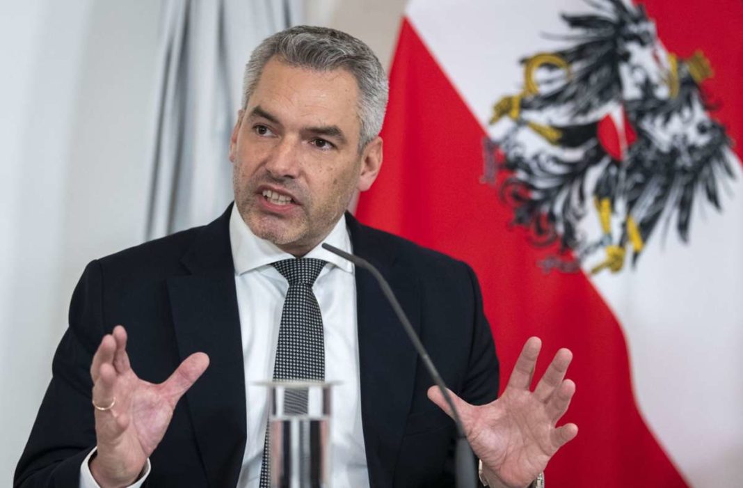 Karl Nehammer, cancelarul austriac: Investigaţiile efectuate de autorităţile austriece au relevat că majoritatea acestor migranţi au trecut prin Bulgaria şi România, ţări aflate la frontiera externă a UE