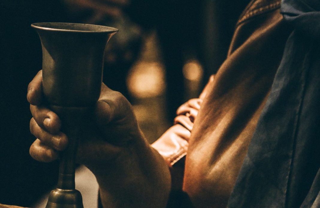 A adormit în biserică după ce a băut mai multe sticle de vin furate