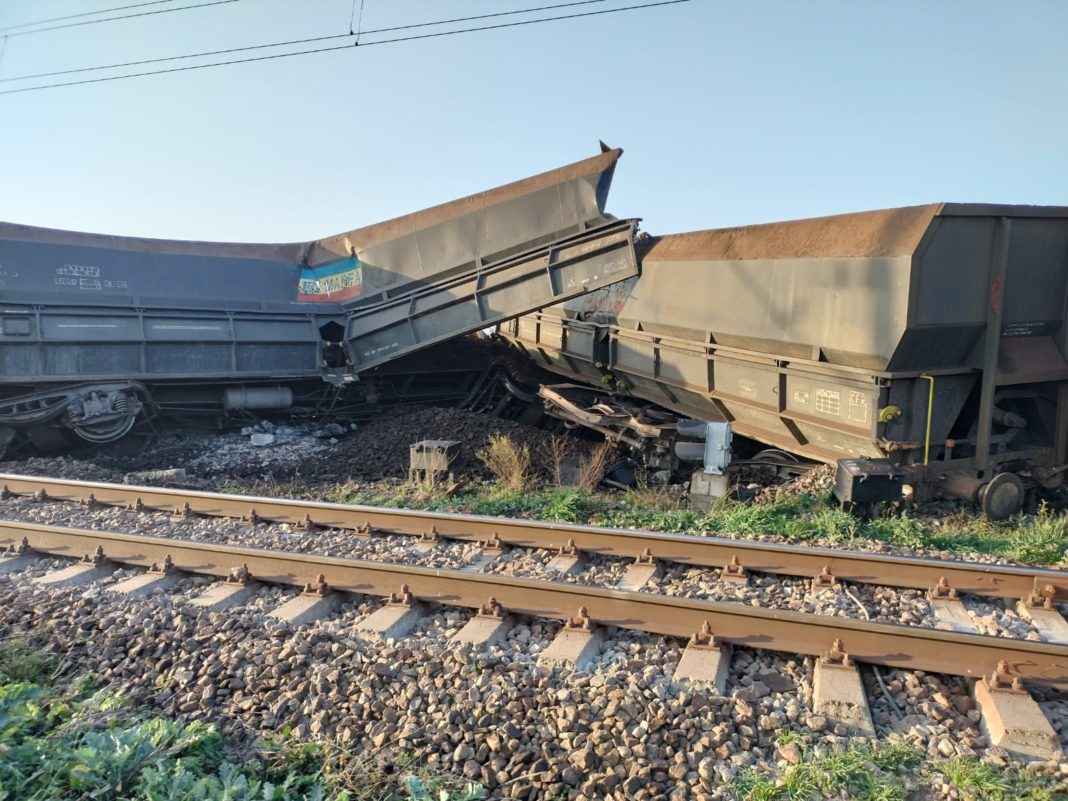 Garnitura feroviară, compusă din 39 vagoane, încărcate cu cărbune (3100 de tone), aparține operatorului național de transport feroviar de marfă și circula pe relația Motru Est - Cernele