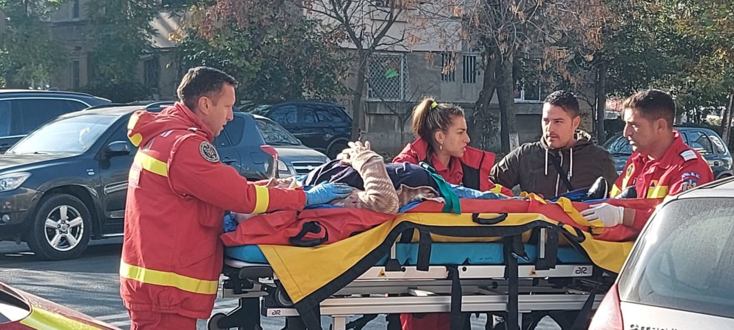 În urma evenimentului rutier, femeia a necesitat îngrijiri medicale şi a fost transportată la spital (Foto: Claudiu Tudor)