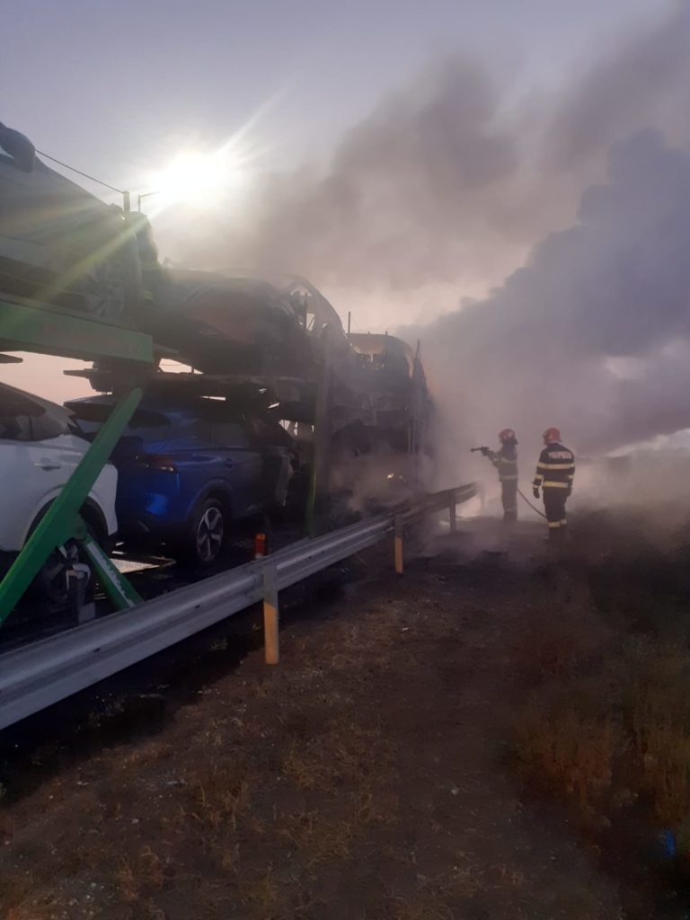 Se acționează cu două autospeciale de stingere, un echipaj SMURD și o autospecială pentru primă intervenție