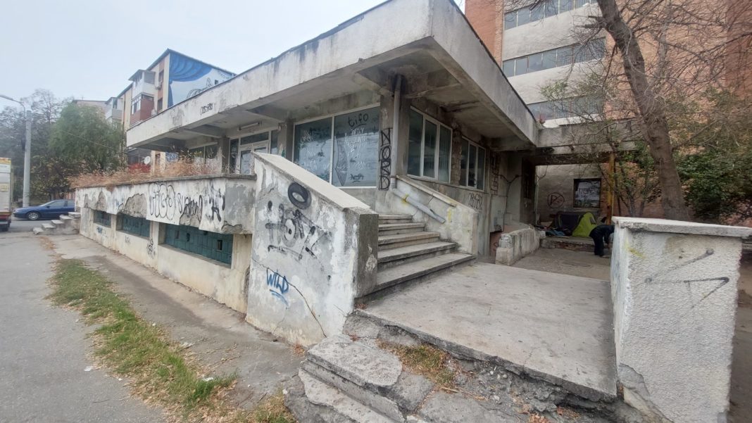 Aşa arată clădirea părăsită de pe strada Doljului