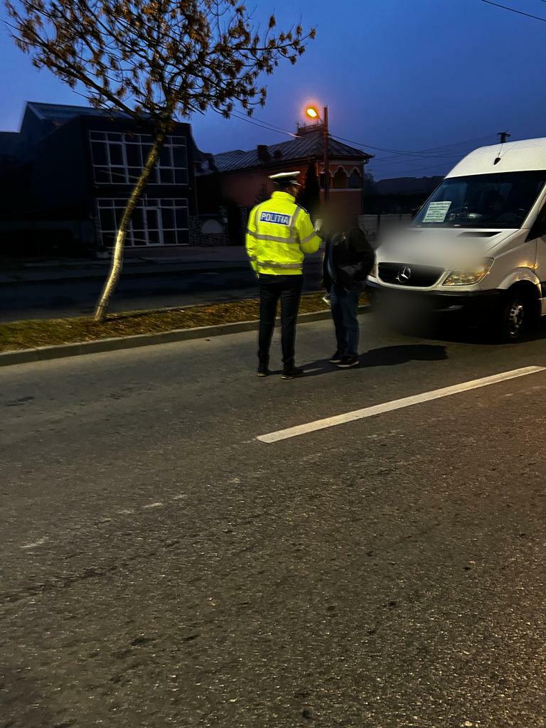 Polițiștii au testat cu aparatul etilotest toți conducătorii de autovehicule care efectuează acest gen de transport, în vederea identificării conducătorilor care au consumat băuturi alcoolice