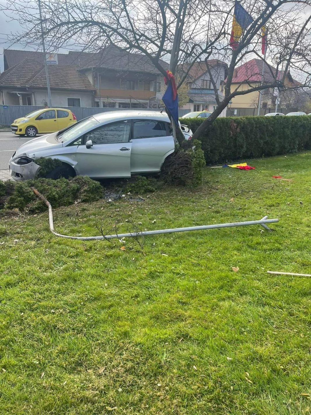 Un șofer de 18 ani a intrat cu mașina într-un stâlp din Parcul 