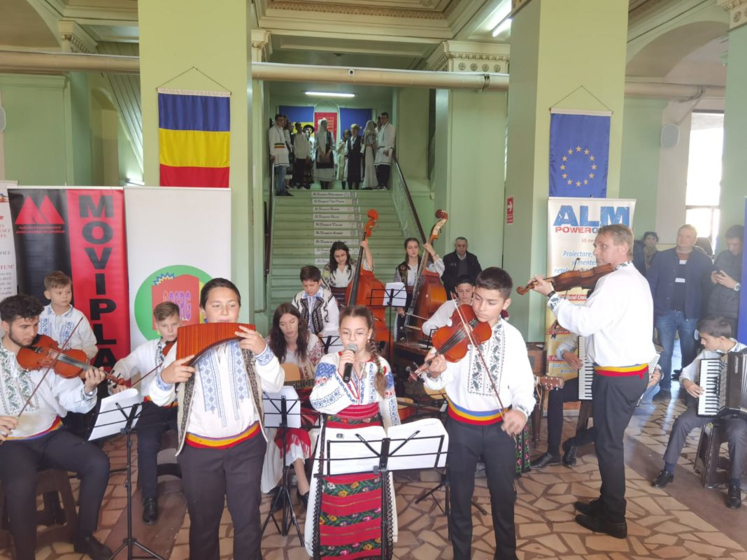 Spectacol la Liceul CFR din Craiova pentru 1 Decembrie