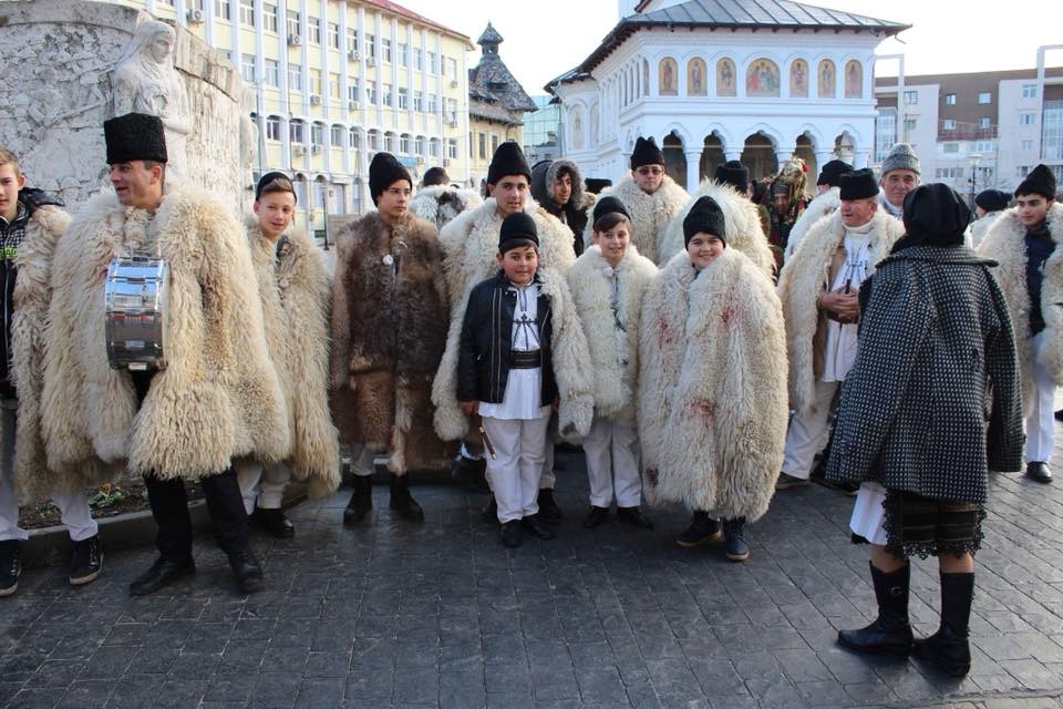 Sub genericul ”În așteptarea lui Moș Crăciun-Colindă, Doamne, Colind ”, instituțiile organizatoare se pregătesc să întâmpine aproximativ 6.000 de colindători, atât din Târgu Jiu, cât și din județ