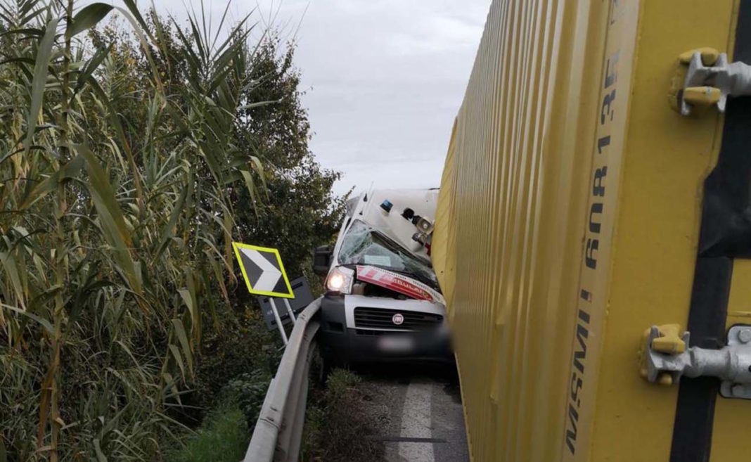 Un TIR condus de un român a strivit o ambulanță cu doi oameni, în Italia