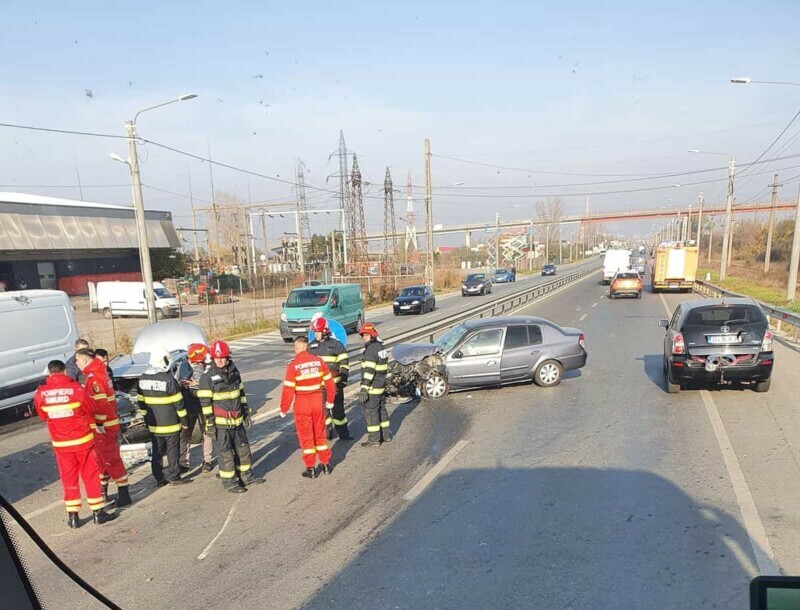 În urma evenimentului rutier, conducătorul primului autoturism a necesitat îngrijiri medicale fiind transportat la spital. (Foto: romania24.ro)