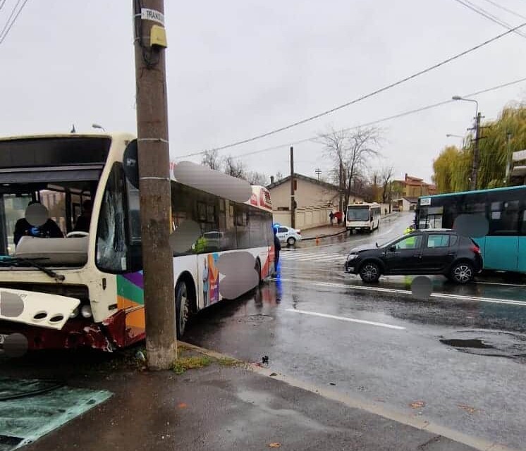 Un bărbat băut şi fără permis a intrat cu maşina într-un autobuz