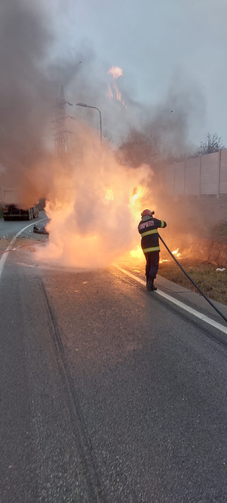 Un autoturism a ars în urma unui accident lângă Lacul Tanchiștilor